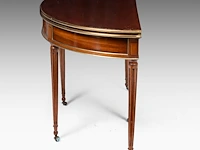A neoclassical brass-mounted mahogany fold-over card table, ca. 1800 71 x 109 cm. (27.94 x 42.90 in.) - afbeelding 2 van  7