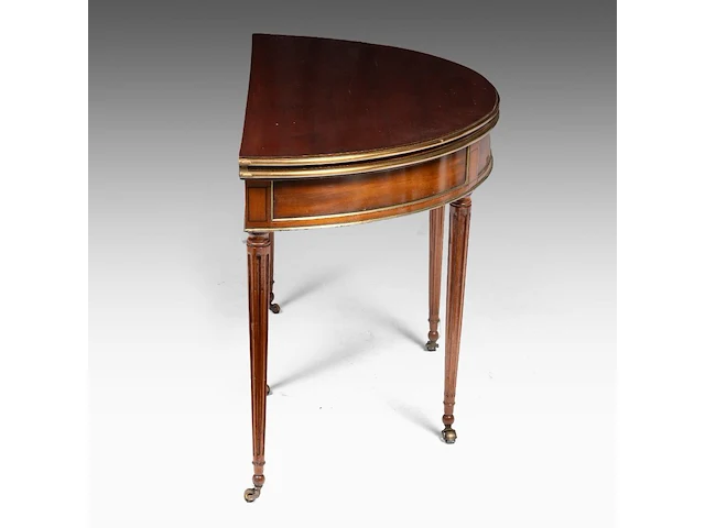 A neoclassical brass-mounted mahogany fold-over card table, ca. 1800 71 x 109 cm. (27.94 x 42.90 in.) - afbeelding 4 van  7