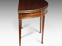 A neoclassical brass-mounted mahogany fold-over card table, ca. 1800 71 x 109 cm. (27.94 x 42.90 in.) - afbeelding 4 van  7