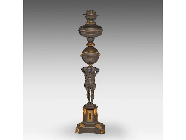 A neoclassical gilt and patinated bronze kerosine lamp with an atlantean figure, ca. 1880 69 cm. (27.17 in.) - afbeelding 1 van  7