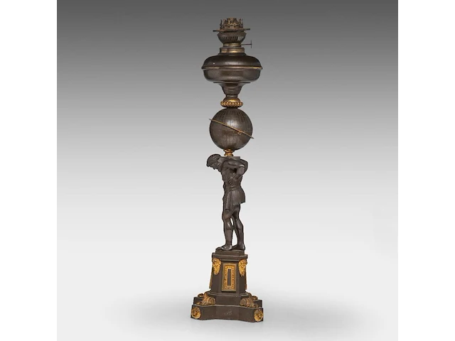A neoclassical gilt and patinated bronze kerosine lamp with an atlantean figure, ca. 1880 69 cm. (27.17 in.) - afbeelding 2 van  7