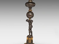 A neoclassical gilt and patinated bronze kerosine lamp with an atlantean figure, ca. 1880 69 cm. (27.17 in.) - afbeelding 2 van  7