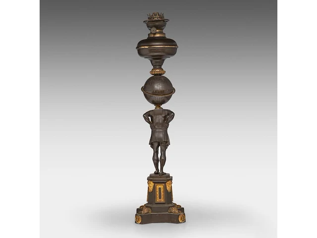A neoclassical gilt and patinated bronze kerosine lamp with an atlantean figure, ca. 1880 69 cm. (27.17 in.) - afbeelding 3 van  7