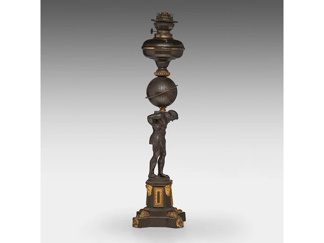 A neoclassical gilt and patinated bronze kerosine lamp with an atlantean figure, ca. 1880 69 cm. (27.17 in.) - afbeelding 4 van  7