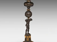A neoclassical gilt and patinated bronze kerosine lamp with an atlantean figure, ca. 1880 69 cm. (27.17 in.) - afbeelding 4 van  7