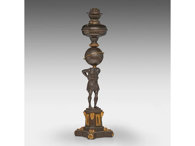 A neoclassical gilt and patinated bronze kerosine lamp with an atlantean figure, ca. 1880 69 cm. (27.17 in.) - afbeelding 5 van  7