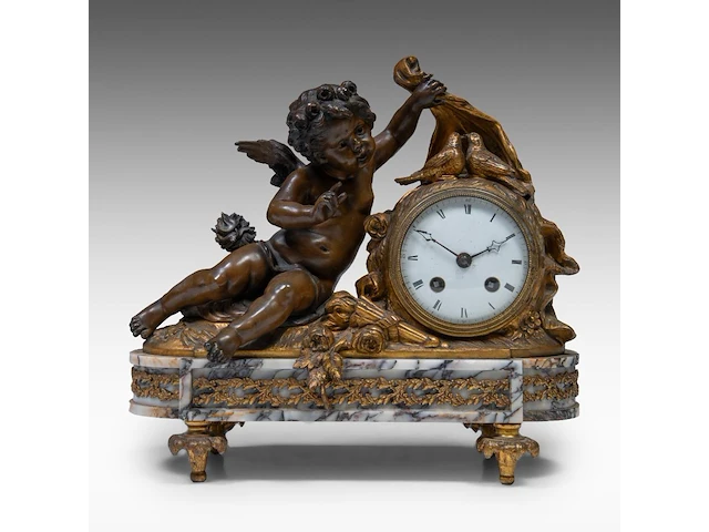 A neoclassical marble, gilt and patinated bronze mantle clock with cupid on top, ca. 1880 33 x 35 cm. (12.99 x 13.77 in.) - afbeelding 1 van  8