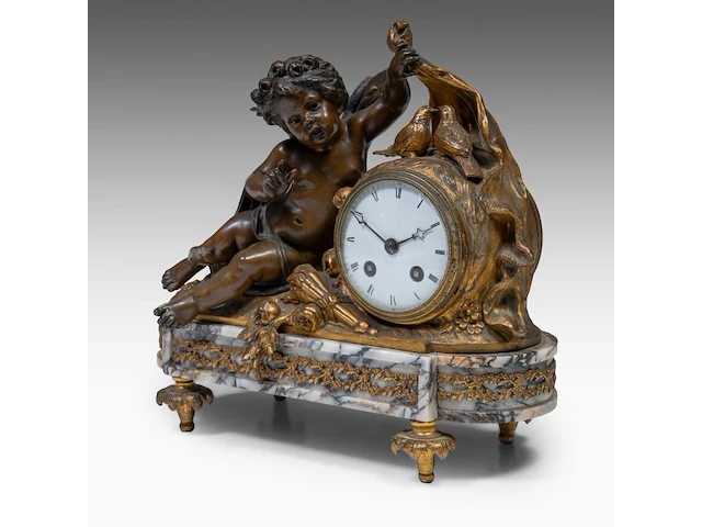A neoclassical marble, gilt and patinated bronze mantle clock with cupid on top, ca. 1880 33 x 35 cm. (12.99 x 13.77 in.) - afbeelding 2 van  8