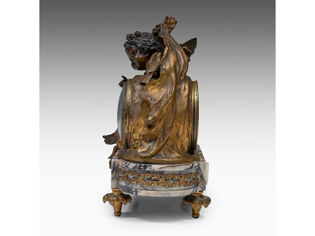 A neoclassical marble, gilt and patinated bronze mantle clock with cupid on top, ca. 1880 33 x 35 cm. (12.99 x 13.77 in.) - afbeelding 3 van  8