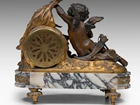 A neoclassical marble, gilt and patinated bronze mantle clock with cupid on top, ca. 1880 33 x 35 cm. (12.99 x 13.77 in.) - afbeelding 4 van  8