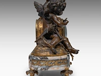 A neoclassical marble, gilt and patinated bronze mantle clock with cupid on top, ca. 1880 33 x 35 cm. (12.99 x 13.77 in.) - afbeelding 5 van  8