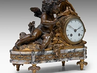 A neoclassical marble, gilt and patinated bronze mantle clock with cupid on top, ca. 1880 33 x 35 cm. (12.99 x 13.77 in.) - afbeelding 6 van  8