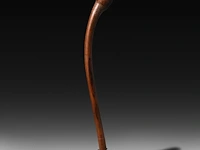 A new caledonian melanesian carved hardwood phallus war club 'buat', 19thc 85 cm. (33.46 in.) - afbeelding 2 van  4