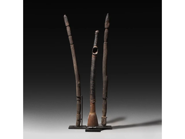 A pair of african tribal phallic scepters and a matching flute, h 57,5 cm (tallest) - afbeelding 1 van  5