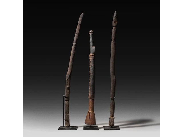 A pair of african tribal phallic scepters and a matching flute, h 57,5 cm (tallest) - afbeelding 2 van  5