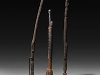 A pair of african tribal phallic scepters and a matching flute, h 57,5 cm (tallest) - afbeelding 2 van  5