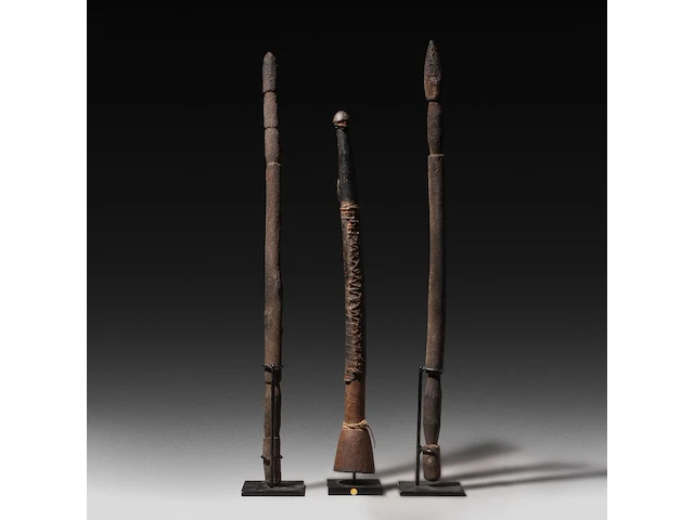 A pair of african tribal phallic scepters and a matching flute, h 57,5 cm (tallest) - afbeelding 3 van  5