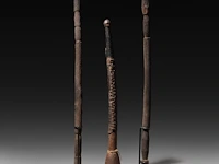 A pair of african tribal phallic scepters and a matching flute, h 57,5 cm (tallest) - afbeelding 3 van  5