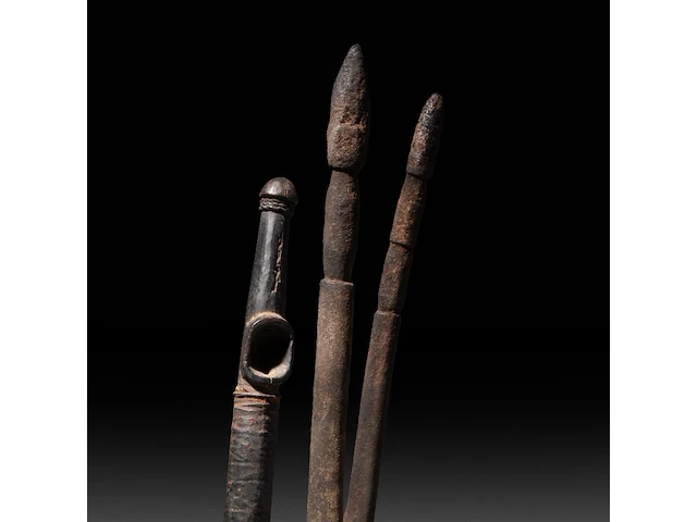 A pair of african tribal phallic scepters and a matching flute, h 57,5 cm (tallest) - afbeelding 4 van  5