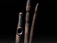 A pair of african tribal phallic scepters and a matching flute, h 57,5 cm (tallest) - afbeelding 4 van  5