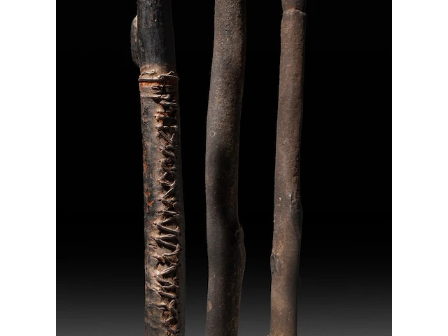 A pair of african tribal phallic scepters and a matching flute, h 57,5 cm (tallest) - afbeelding 5 van  5