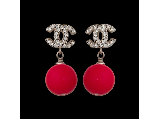 A pair of chanel 'cc' pink crystal silver metal earrings, h 3,5 cm - afbeelding 1 van  4