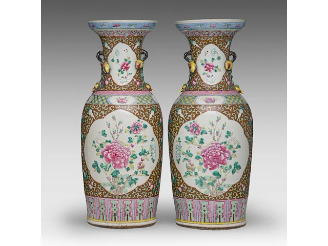 A pair of chinese café-au-lait and famille rose 'peony' vases, paired with peach branch handles, 19thc, h 59,5 cm - afbeelding 1 van  6