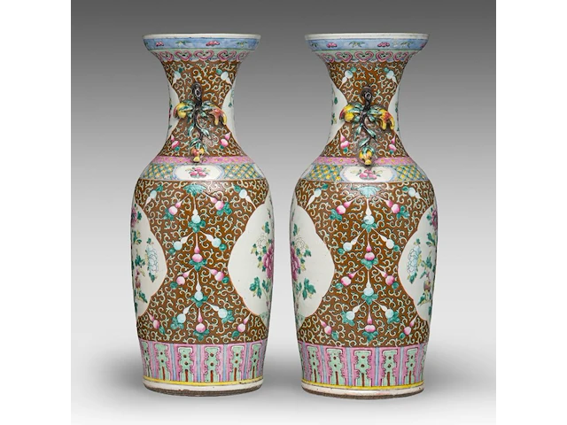 A pair of chinese café-au-lait and famille rose 'peony' vases, paired with peach branch handles, 19thc, h 59,5 cm - afbeelding 2 van  6