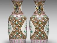 A pair of chinese café-au-lait and famille rose 'peony' vases, paired with peach branch handles, 19thc, h 59,5 cm - afbeelding 2 van  6