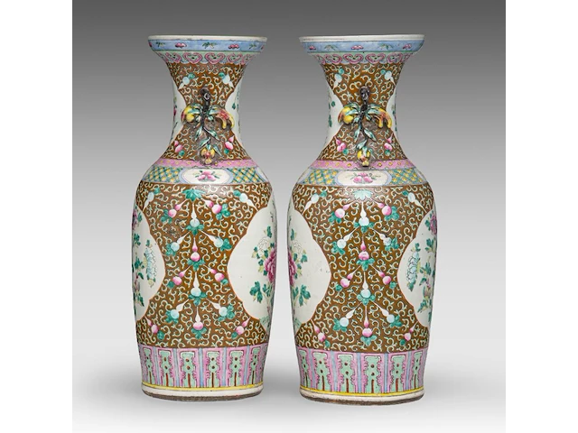 A pair of chinese café-au-lait and famille rose 'peony' vases, paired with peach branch handles, 19thc, h 59,5 cm - afbeelding 4 van  6