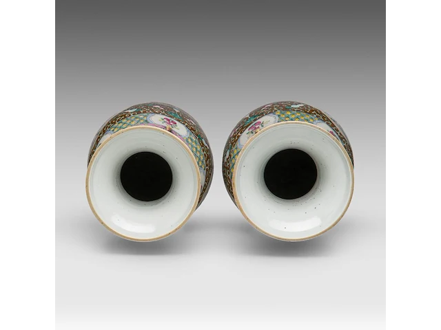 A pair of chinese café-au-lait and famille rose 'peony' vases, paired with peach branch handles, 19thc, h 59,5 cm - afbeelding 5 van  6