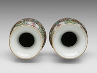 A pair of chinese café-au-lait and famille rose 'peony' vases, paired with peach branch handles, 19thc, h 59,5 cm - afbeelding 5 van  6