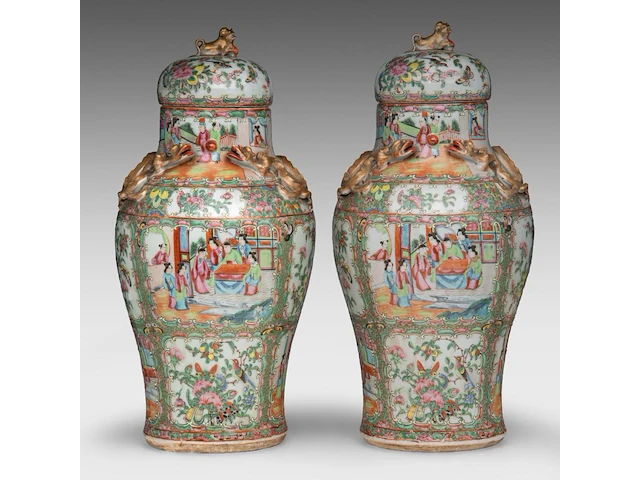 A pair of chinese canton famille rose lidded vases, 19thc, total h 46 cm - afbeelding 1 van  8