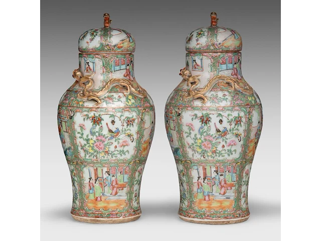 A pair of chinese canton famille rose lidded vases, 19thc, total h 46 cm - afbeelding 2 van  8