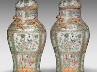 A pair of chinese canton famille rose lidded vases, 19thc, total h 46 cm - afbeelding 2 van  8