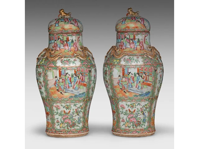 A pair of chinese canton famille rose lidded vases, 19thc, total h 46 cm - afbeelding 3 van  8
