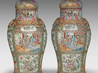 A pair of chinese canton famille rose lidded vases, 19thc, total h 46 cm - afbeelding 3 van  8