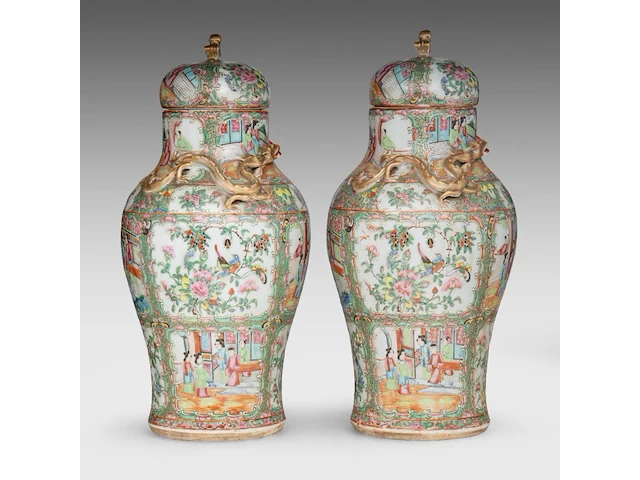 A pair of chinese canton famille rose lidded vases, 19thc, total h 46 cm - afbeelding 4 van  8