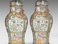 A pair of chinese canton famille rose lidded vases, 19thc, total h 46 cm - afbeelding 4 van  8