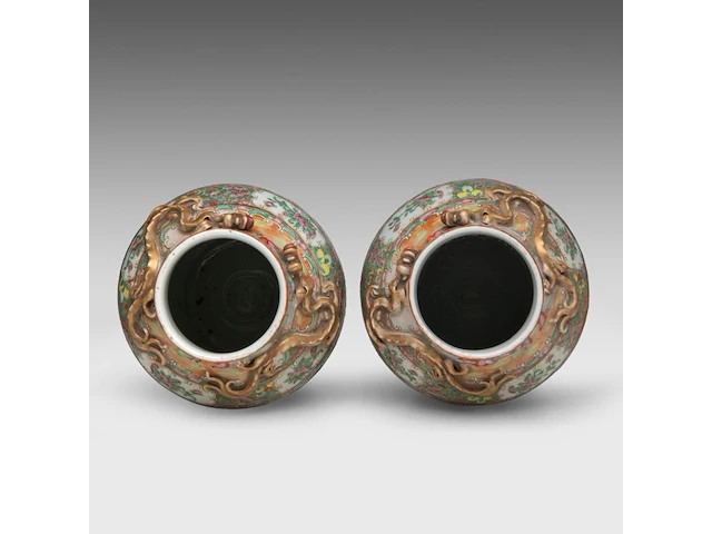 A pair of chinese canton famille rose lidded vases, 19thc, total h 46 cm - afbeelding 5 van  8