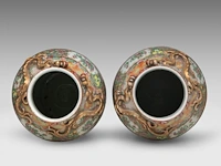 A pair of chinese canton famille rose lidded vases, 19thc, total h 46 cm - afbeelding 5 van  8