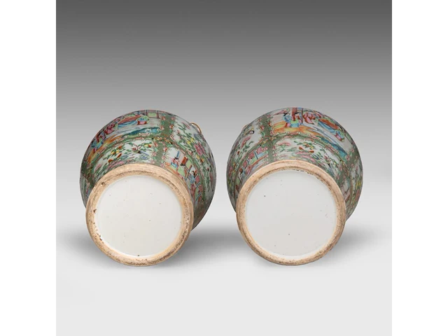 A pair of chinese canton famille rose lidded vases, 19thc, total h 46 cm - afbeelding 6 van  8