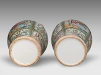 A pair of chinese canton famille rose lidded vases, 19thc, total h 46 cm - afbeelding 6 van  8