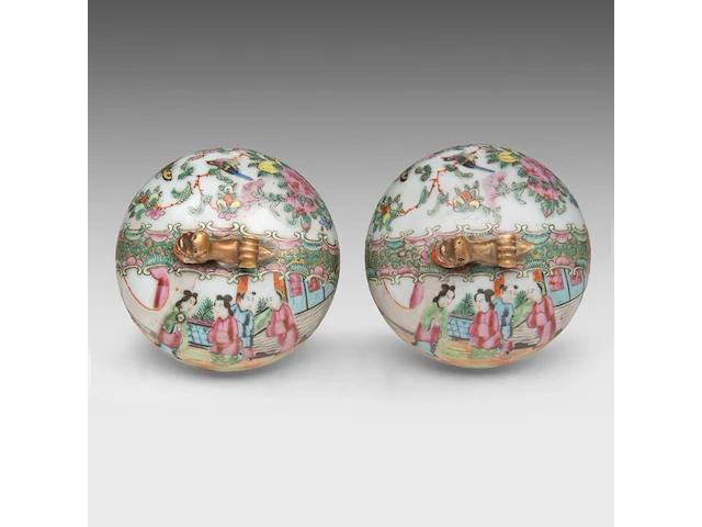 A pair of chinese canton famille rose lidded vases, 19thc, total h 46 cm - afbeelding 7 van  8