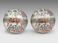 A pair of chinese canton famille rose lidded vases, 19thc, total h 46 cm - afbeelding 7 van  8