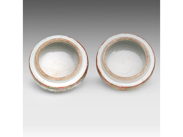 A pair of chinese canton famille rose lidded vases, 19thc, total h 46 cm - afbeelding 8 van  8