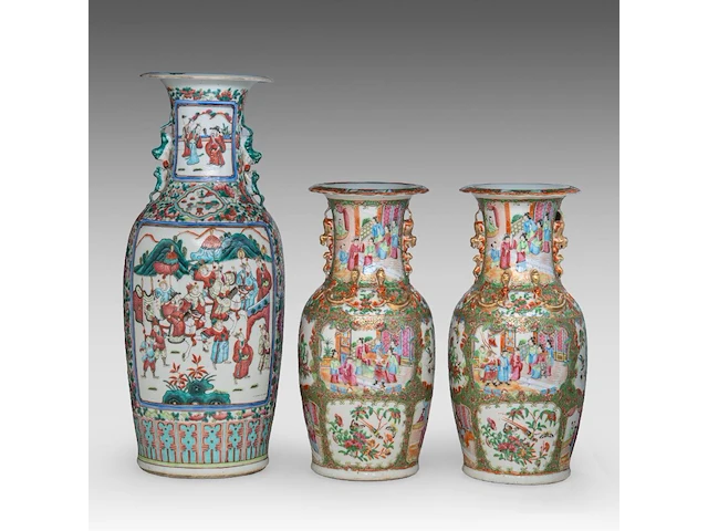 A pair of chinese canton vases - added a famille rose 'battle scene' vase, 19thc, total h 44 - 60 cm - afbeelding 1 van  6
