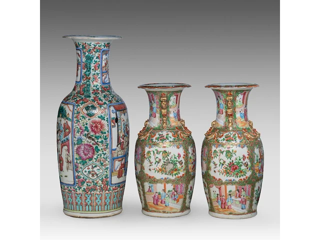 A pair of chinese canton vases - added a famille rose 'battle scene' vase, 19thc, total h 44 - 60 cm - afbeelding 2 van  6