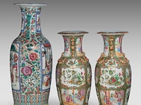 A pair of chinese canton vases - added a famille rose 'battle scene' vase, 19thc, total h 44 - 60 cm - afbeelding 2 van  6