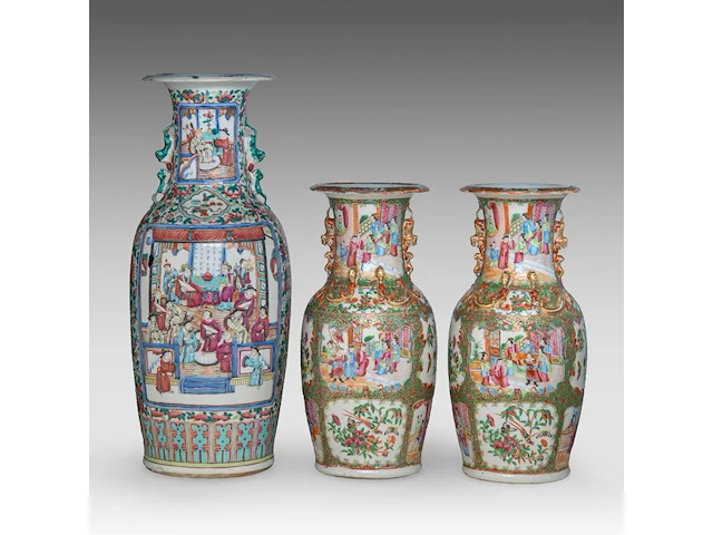 A pair of chinese canton vases - added a famille rose 'battle scene' vase, 19thc, total h 44 - 60 cm - afbeelding 3 van  6